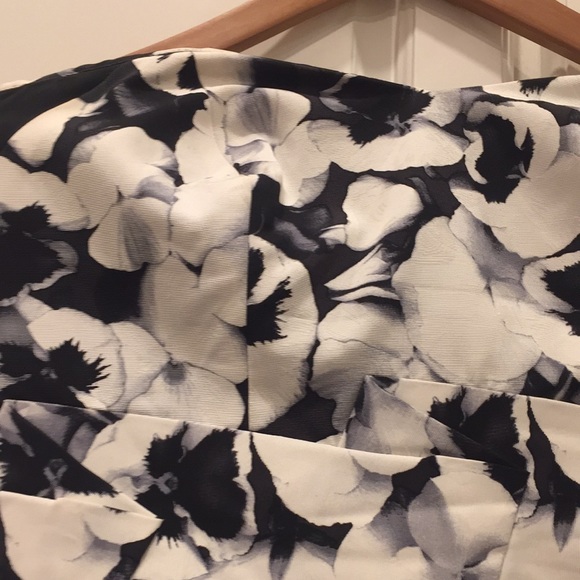 Iconic Pansy print Navy and Cream Silk Faille strapless Carolina Herrera Dress - Picture 3 of 8